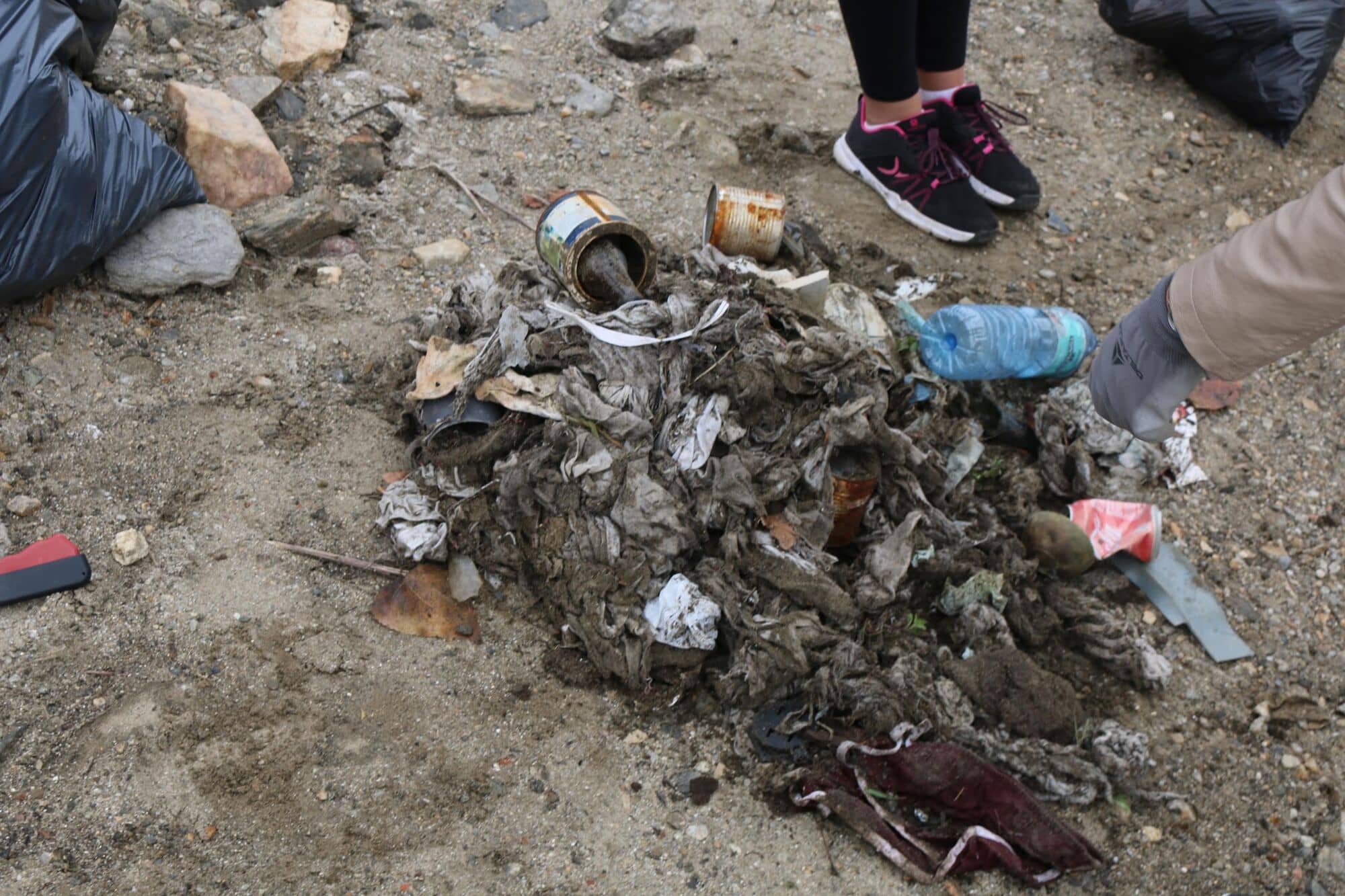Montón de basura acumulada en una ribera