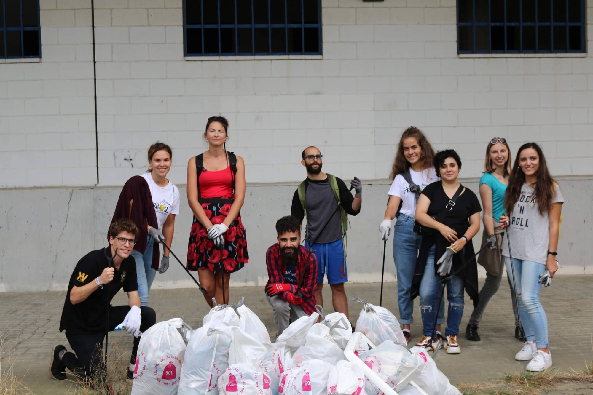 Grupo posando con las bolsas llenas tras una limpieza